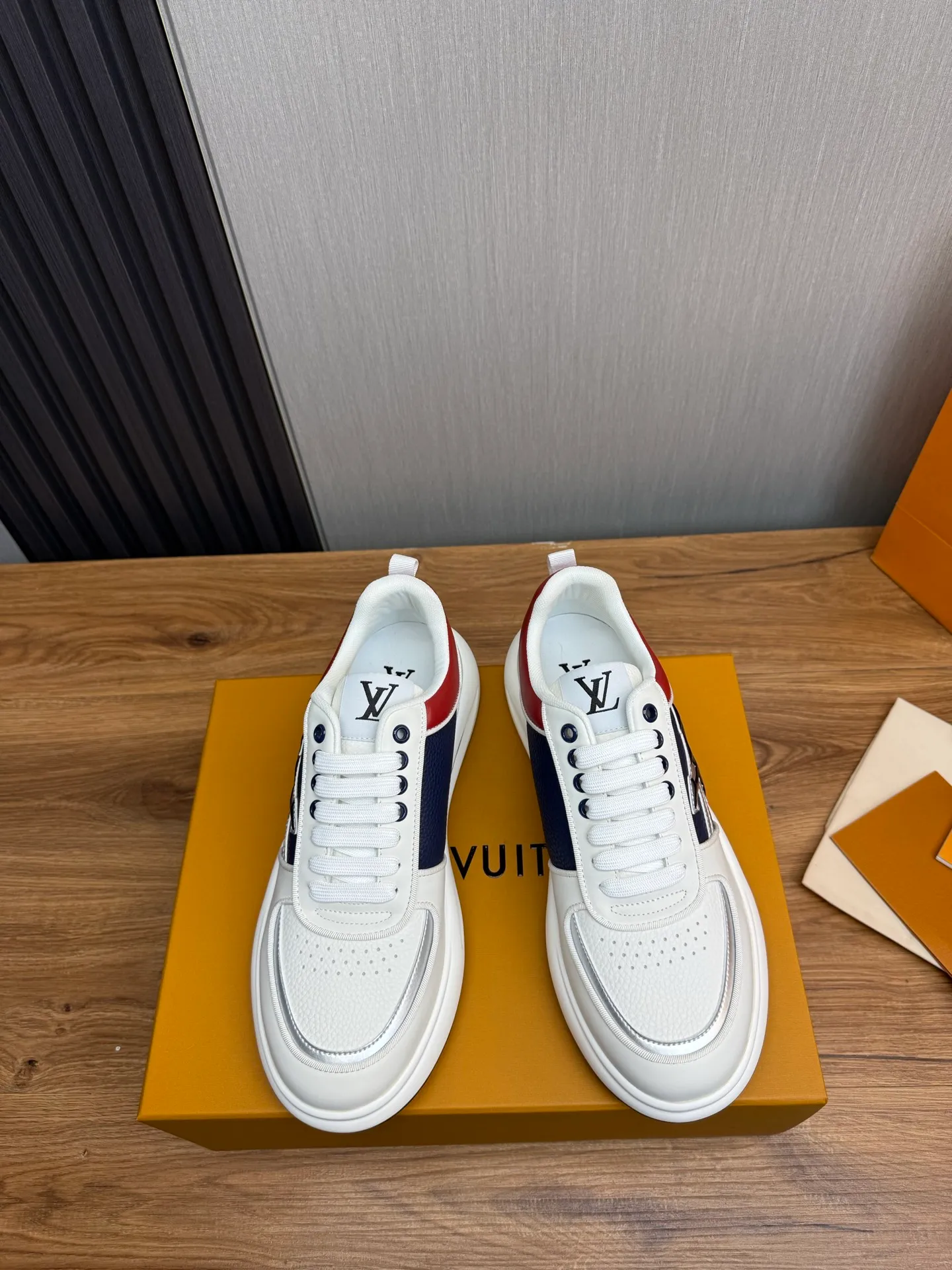 Men's shoes 💰820💰 Lv. Top purchasing agent 🇮🇹 Louis Vuitton, sports shoes counter synchronization, uppers imported from Italy, high-quality splicing and complex handicrafts, imported mesh pads are soft and comfortable, soles: original factory special soles, TPU exclusive movable molded soles super comfortable, original factory single goods, 🔍🔍high quality, you can enter and exit the counter at will, welcome to compare, code number 38-44 (Customized 38.45)